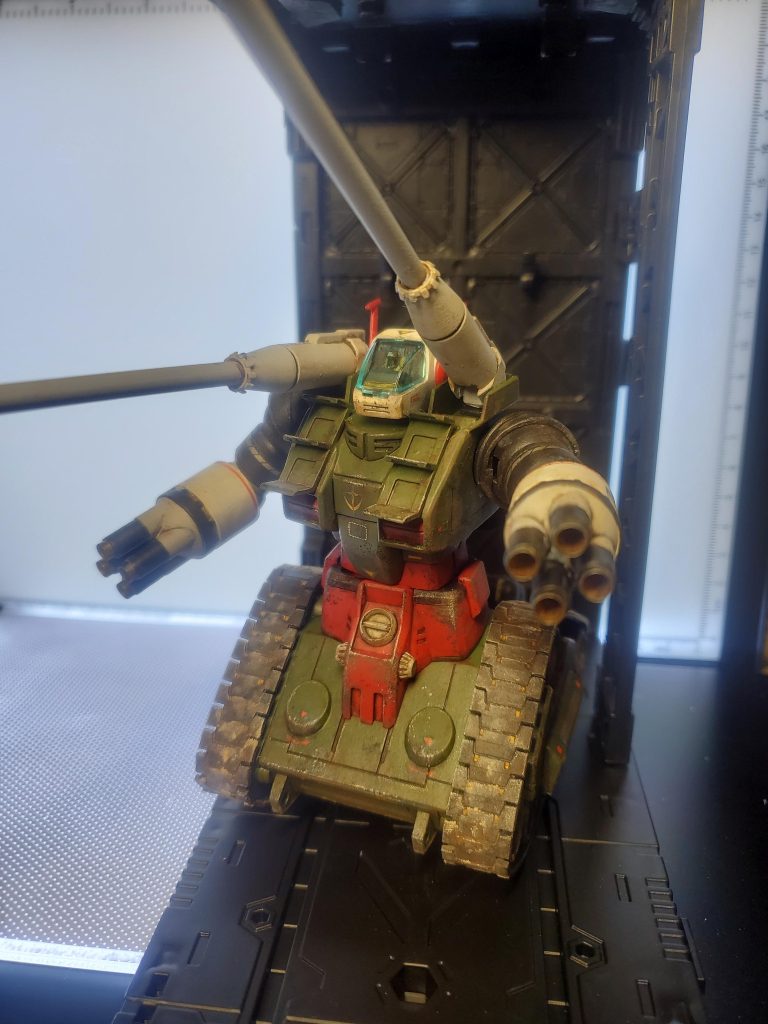 まずは、少しポーズを付けての1枚。胸にジャンクパーツを貼ってあります。胸元が少しのっぺりとして見えたので、装甲のようなイメージでパーツを付けています。なかなかのフィット感です。