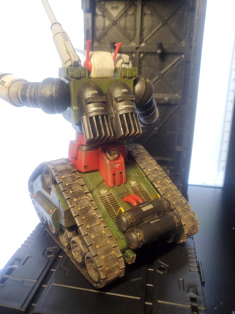 背面からはこんな感じです。追加したタンクは見る人が見ればすぐにわかるパーツですね。たまたまジャンク入れにあったので貼ってみました。これも楽しいフィット感。