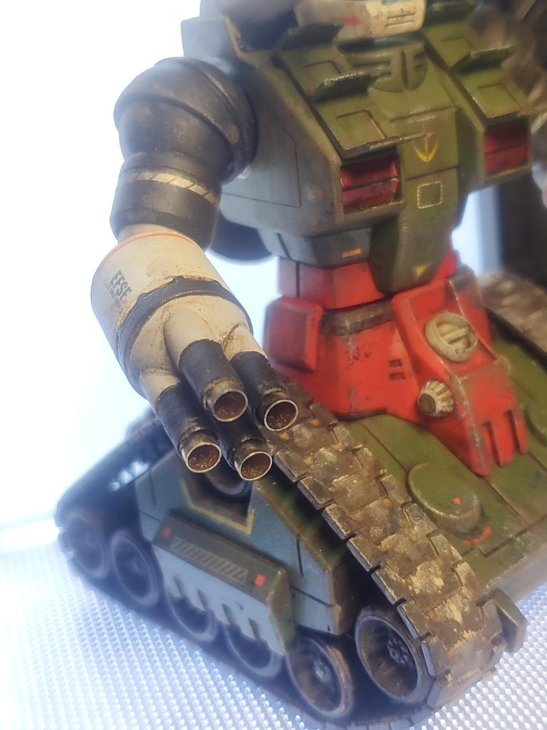 腕周りはこんな感じです。腕の武装に金属パイプを入れてあります。エッジがシャープになって、ちょっと良い感じです。これは成功しました。