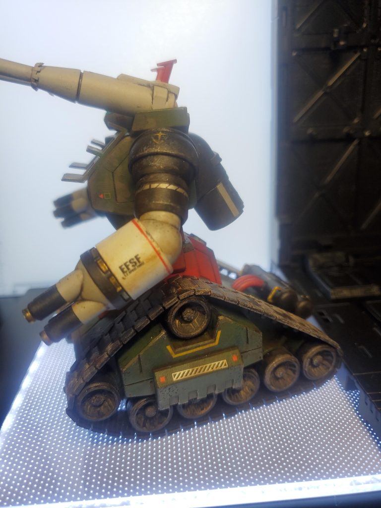 サイドから。腕に貼ったデカールが良い働きをしています。密度感のアップや情報量を増やしてくれていい感じに見せてくれます。