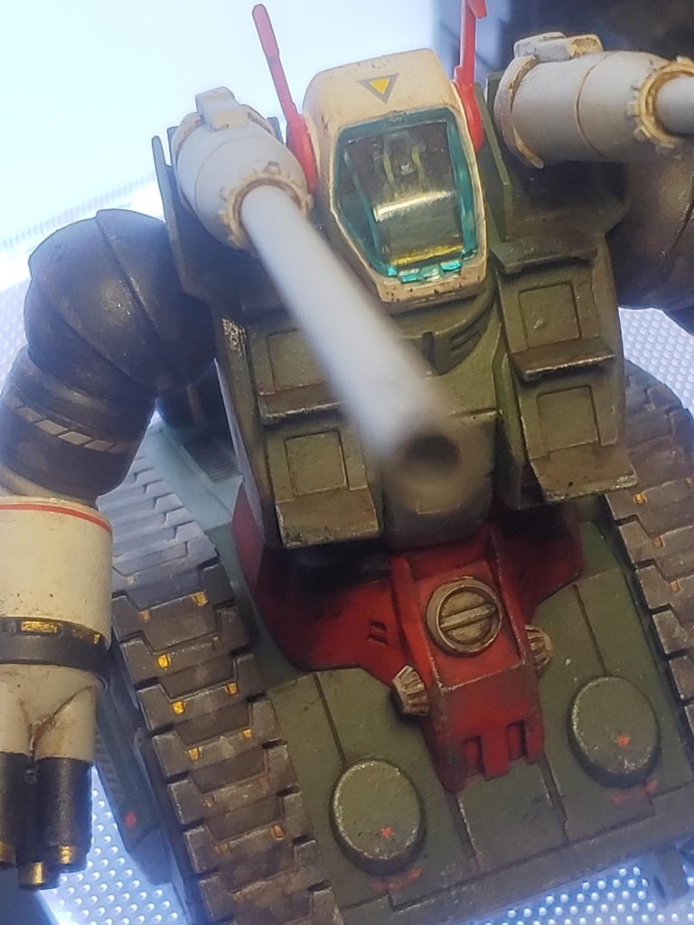 上からも1枚。キャノン越しのコックピット。パイロットも塗ったのですが、光の反射で見えにくいですね。後程別の写真でも紹介します。今回、差し色としてゴールドを履帯やパーツの一部に塗ってあります。これも成功してるんじゃないかと個人的には思っています。