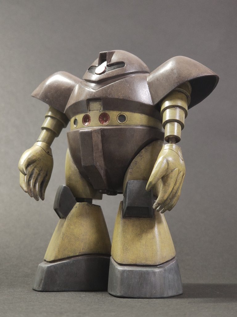 見た目の変化が無いといいながら、足の接地が浮いてしまいました(悪化)。膝の関節を変更して、膝に太股側を刺すようにしたんですが(画像等は制作工程へ)、太股側に穴を開ける際に、目分量、目視で開けたら垂直がずれていたようです。特に左足。ただ、その太股を膝に奥まで刺し切らない状態だと膝下を回転できて、ハの字にできます。で、ハの字にすると接地の浮きが緩和するというナイスリカバー。泳ぐ時はまっすぐ、立つ時はハの字で万事OKです。あと、耳(謎のレーザーが出る所)と膝小僧のところ凹部の中に合わせ目が来て消せないので、同じサイズのプラバン切り出して蓋しました。手首はダルダルで落ちそうです。