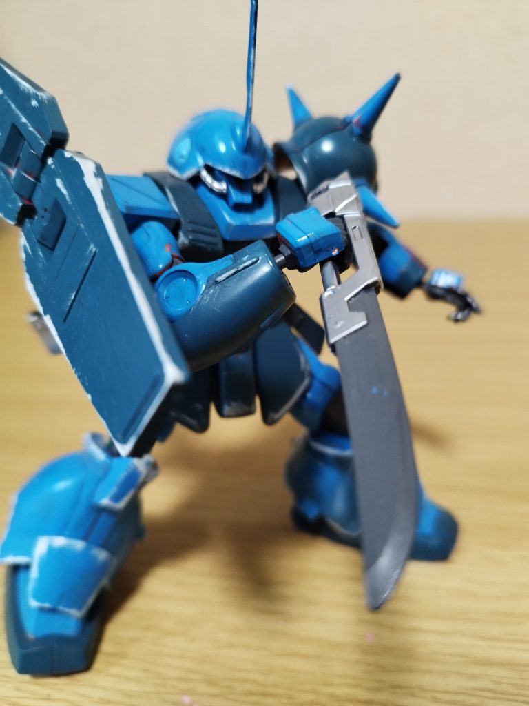 主な改造としてはどうやって近接特化にしようかなと思った時ナタ(モンハンじゃないよ)や短刀を持たせるのがいいのでは?!となり修学旅行で買っていた鉄血の機体からこの短刀みたいなやつをぶんどりました。