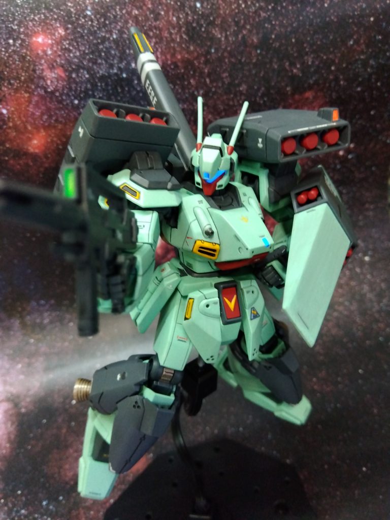 余剰パーツのミサイルポッド、シールドに持ち手を付けて装備