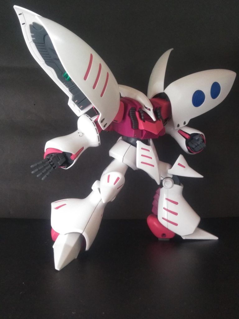 『ジオン軍 ニュータイプ専用 モビルアーマー エルメス』の後継機(左肩後ろに＂Lmes 2＂の表記あり)なのは、ご存じですよね 😊開発経緯は『サイコミュシステム搭載 MS』の開発を強く希望した『ハマーンさま』『アクシズ』を去った『シャア・アズナブル』のオフィスから『ニュータイプ専用実験機 トゥッシェ・シュヴァルツ』をベースとした設計図を発見 🧐記述されていた『次世代型サイコミュシステム＂バイオ・シグナル・エンハンサー＂』のデータを再現する目的で『キュベレイ』は開発される事になったﾝですって 😳