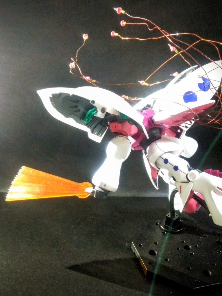 最大の特徴でもある遠隔誘導兵器『ファンネル』は腰部に連結されたキャリアに10基を装備(劇中ではそれ以上！12基は射出しているシーンが💦）&nbsp;この『ファンネル出射』を演出したくて😁自作のファンネル出射パーツ × 10 個を作成 😤まぁ、コイルの銅線を使った、簡単なモノですけどね 😏ついでに『キュベレイ』には扇のイメージを持っているので｢ビームファン｣を持たせましょう 😚(SD三國伝の影響かな？)&nbsp;