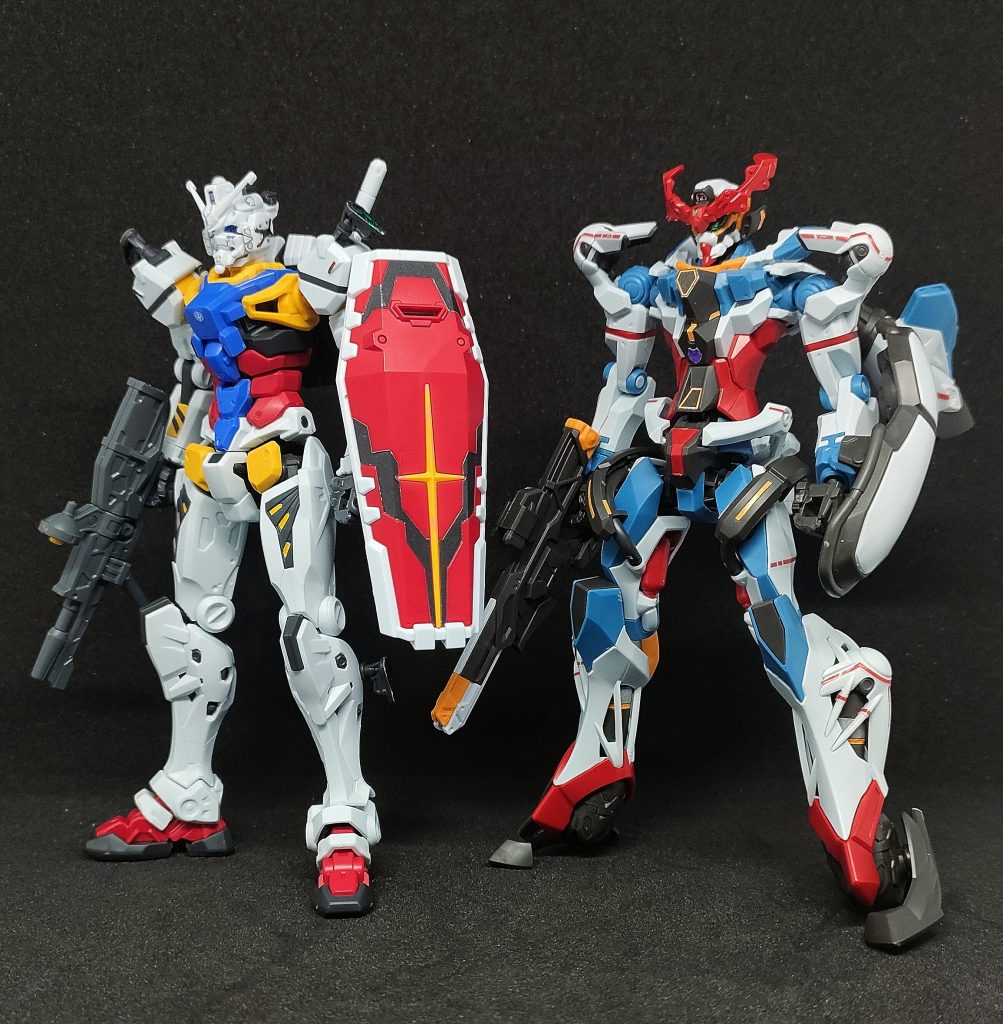 白いガンダムと並べてみました。背格好は同じくらいですね。