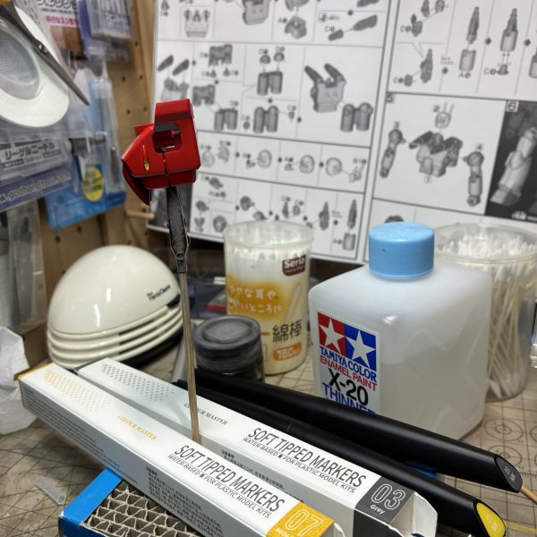 軽キャノンを作ったら、正史のガンキャノンも作りたくなって年末年始ちょうど売っていたので作り始めました。DSPIAEさんの水性アクリルマーカー、これホント便利です。ちょっとしたワンポイントに隠蔽力、発色ともに良く使い勝手良しコスパにタイパ良しです🤭（4枚目）