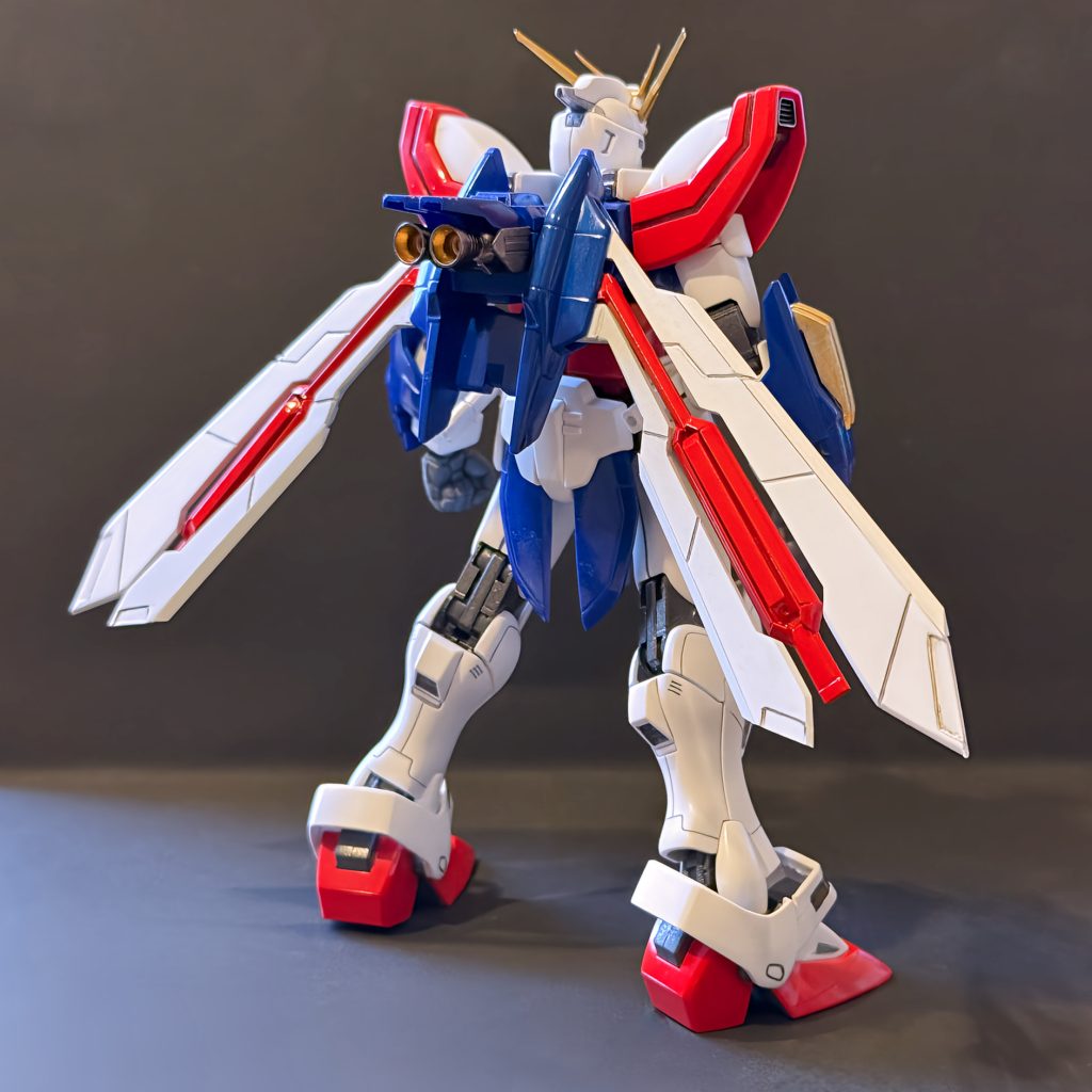 一番気になったのがコアランダーの羽がチンチクリンな印象だったのでプラ板でスクラッチして長くシャープにしました。あと部分的に気になった箇所をプチ改修赤胴→ボリュームに違和感あったのでMGシャイニングの胴に交換下腕→華奢な印象だったのでMGシャイニングの下腕に交換前垂れ→短すぎると感じたので10mmほど延長足首カバー→黒ベタ部分が広かったので切詰め