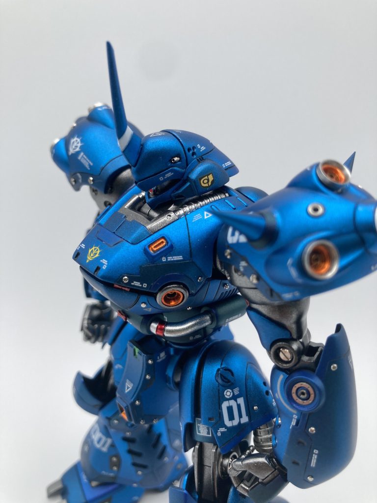 たくさんの作例を参考にさせていただき、今回はグラデーションではなく、メタリック塗料を中心に3色の青で塗り分け、グレーを差し色で使いました。またフォロワーさんの作品に感化され、新たなチャレンジとして、メタルパーツを多数使用しました。