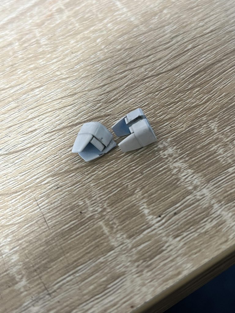 スミ入れ中にまさかのパーツ割れ余剰ランナーがあったので命拾いしました