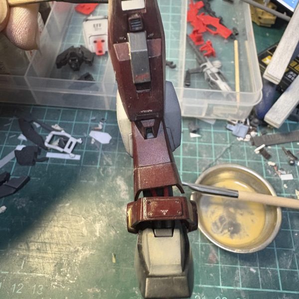 赤い三巨星のウォッシングーー😄下地がアクリルなので、皿にはエナメル系を薄め液で希釈した塗料を用意。筆で、大胆に塗り塗りーー👍2枚目、塗布後、すぐは濡れて見えるだけ。3枚目、乾き切ると、こうなるで御座る。途中で部分的に拭き取ると、濃淡が出来る。4枚目、他の色も重ねたけど、拭き取って完了したもので御座る。ここから、ウェザリングを重ねても良い味になるで御座るよ。ダメージは、この工程の後にする事が多いで御座る😆次回、アップは完成に出来そうで御座る‼️（2枚目）