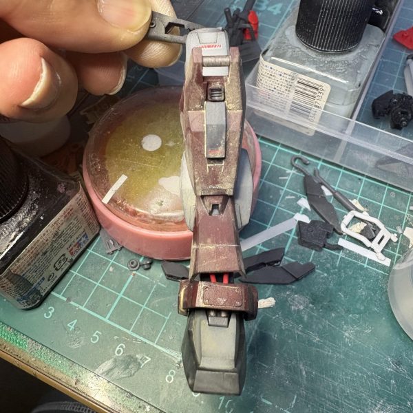 赤い三巨星のウォッシングーー😄下地がアクリルなので、皿にはエナメル系を薄め液で希釈した塗料を用意。筆で、大胆に塗り塗りーー👍2枚目、塗布後、すぐは濡れて見えるだけ。3枚目、乾き切ると、こうなるで御座る。途中で部分的に拭き取ると、濃淡が出来る。4枚目、他の色も重ねたけど、拭き取って完了したもので御座る。ここから、ウェザリングを重ねても良い味になるで御座るよ。ダメージは、この工程の後にする事が多いで御座る😆次回、アップは完成に出来そうで御座る‼️（3枚目）