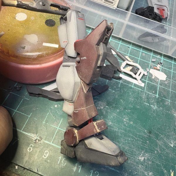 赤い三巨星のウォッシングーー😄下地がアクリルなので、皿にはエナメル系を薄め液で希釈した塗料を用意。筆で、大胆に塗り塗りーー👍2枚目、塗布後、すぐは濡れて見えるだけ。3枚目、乾き切ると、こうなるで御座る。途中で部分的に拭き取ると、濃淡が出来る。4枚目、他の色も重ねたけど、拭き取って完了したもので御座る。ここから、ウェザリングを重ねても良い味になるで御座るよ。ダメージは、この工程の後にする事が多いで御座る😆次回、アップは完成に出来そうで御座る‼️（4枚目）