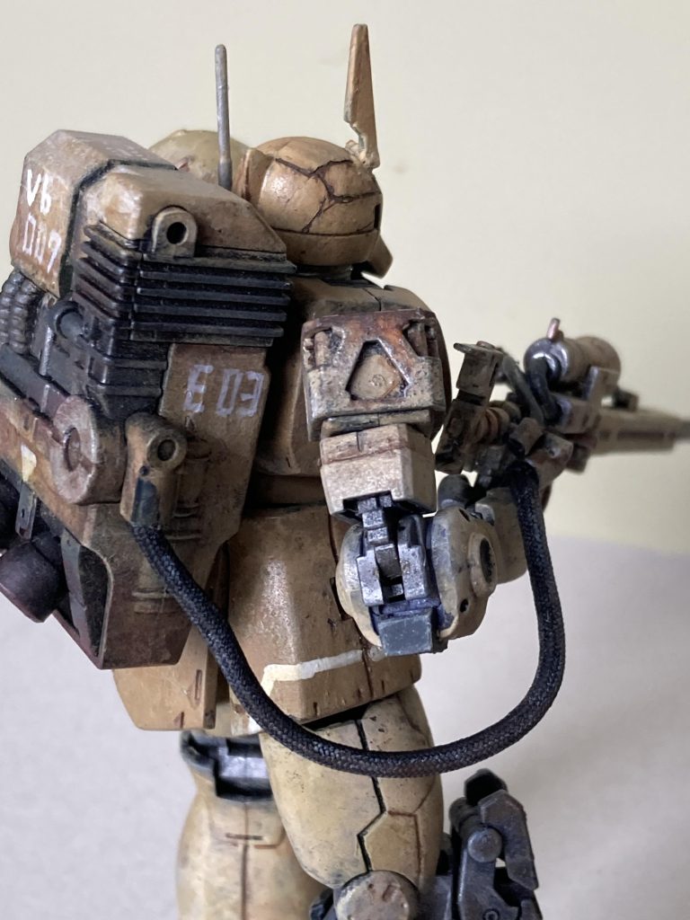 肩シールドは金属っぽくして、錆をつけました。