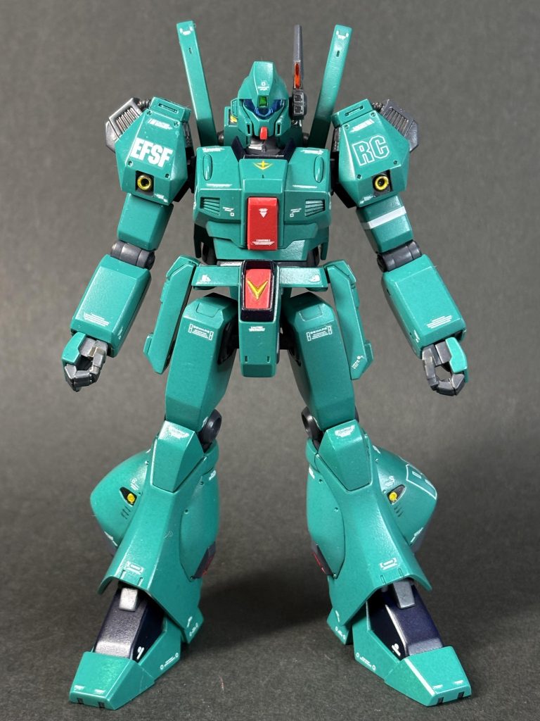 肩の剥き出しバーニア、でっかいふくらはぎ。