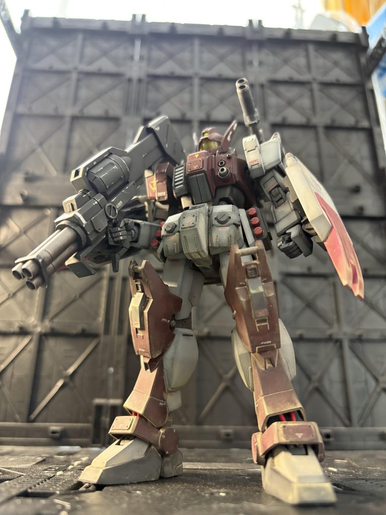 このキット、人気がない様でオンラインショップですんなりと購入出来たで御座る。中には、陸戦ガンダム✖︎1機と陸戦ジム✖︎2機が入っているので、とってもお得感があるので購入したで御座るよ😁改造は、細かな部分を中心にディティールの追加と可動域が少ない肩からのランチャーと、足の2mm延長で御座る😄目立つディティールは膝アーマーで御座るな。