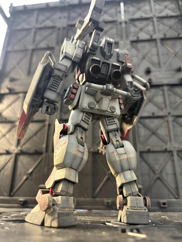 背面から。肩ランチャー、厳密にはランドセルに付いているけど、これを収納できる様に改造してるで御座る。次のショットで収納状態で御座る😄あと、ビームサーベルは足横収納がノーマルだけど、実用的に考えられないので、腰後部バインダーに設置できる様にしたで御座る。腕部の肘もディティールアップ。