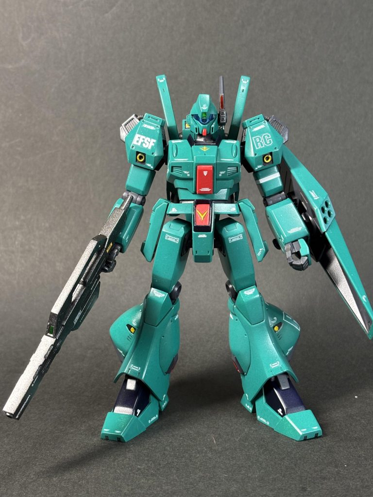 頭部センサーが増えてる。Ｍ型と同じ大型ビームライフル。