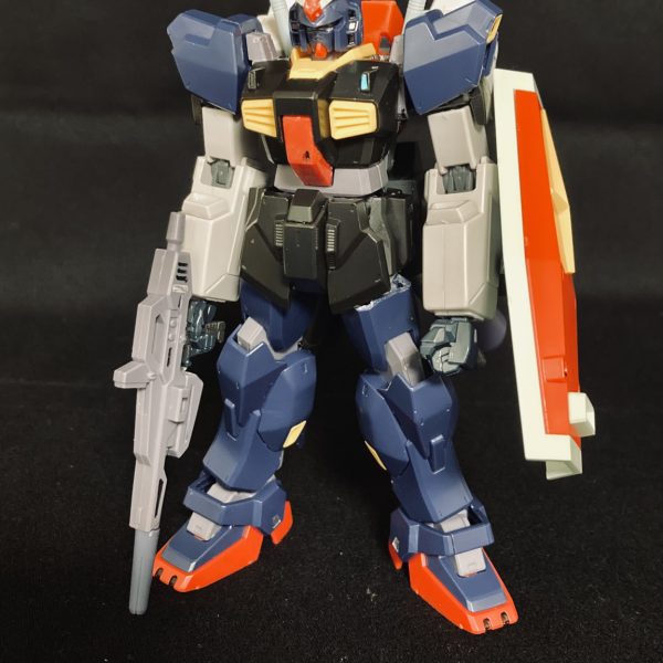 空いた時間に軽くパーツを組み合わせていたら、想像よりも良い案が浮かび上がったので、途中経過として載せておきます。 変更箇所頭部:リバイブガンダムのアンテナを移植腕部:上腕から下を銀弾のものに変更手:ハンドパーツをジムIIIのハンドに変更バックパック: ①サーベルをつける ②シナンジュのバックパック基部、パワードジムの腕、銀弾の肩関節を合体させ、サブアームに↑これらによりサーベル四刀流が可能に……(引き)↑四刀流要素だけ見ればトーリスリッター?(5枚目)武装:極力シンプルに。ライフルとシールド、そしてサーベル4本。 ーーという感じですね。次いじるのは、脚部と腰部ですかね。見た感じバランスが少し悪いので、脚部は大きいものに変えようと思います。それではまた。閲覧ありがとうございました。(2枚目)