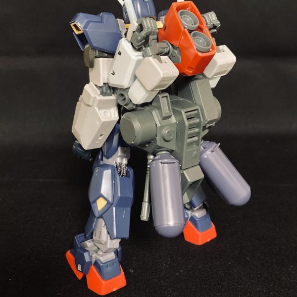 空いた時間に軽くパーツを組み合わせていたら、想像よりも良い案が浮かび上がったので、途中経過として載せておきます。 変更箇所頭部:リバイブガンダムのアンテナを移植腕部:上腕から下を銀弾のものに変更手:ハンドパーツをジムIIIのハンドに変更バックパック: ①サーベルをつける ②シナンジュのバックパック基部、パワードジムの腕、銀弾の肩関節を合体させ、サブアームに↑これらによりサーベル四刀流が可能に……(引き)↑四刀流要素だけ見ればトーリスリッター?(5枚目)武装:極力シンプルに。ライフルとシールド、そしてサーベル4本。 ーーという感じですね。次いじるのは、脚部と腰部ですかね。見た感じバランスが少し悪いので、脚部は大きいものに変えようと思います。それではまた。閲覧ありがとうございました。(3枚目)