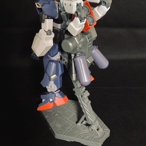 空いた時間に軽くパーツを組み合わせていたら、想像よりも良い案が浮かび上がったので、途中経過として載せておきます。 変更箇所頭部:リバイブガンダムのアンテナを移植腕部:上腕から下を銀弾のものに変更手:ハンドパーツをジムIIIのハンドに変更バックパック: ①サーベルをつける ②シナンジュのバックパック基部、パワードジムの腕、銀弾の肩関節を合体させ、サブアームに↑これらによりサーベル四刀流が可能に……(引き)↑四刀流要素だけ見ればトーリスリッター?(5枚目)武装:極力シンプルに。ライフルとシールド、そしてサーベル4本。 ーーという感じですね。次いじるのは、脚部と腰部ですかね。見た感じバランスが少し悪いので、脚部は大きいものに変えようと思います。それではまた。閲覧ありがとうございました。(4枚目)