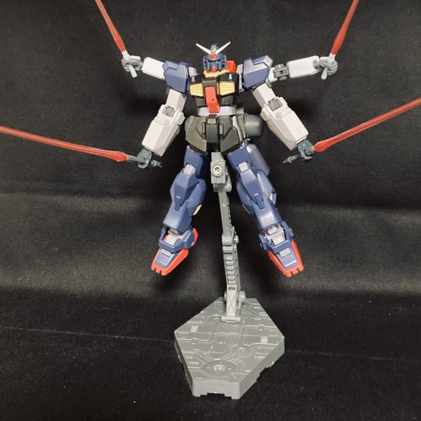 空いた時間に軽くパーツを組み合わせていたら、想像よりも良い案が浮かび上がったので、途中経過として載せておきます。 変更箇所頭部:リバイブガンダムのアンテナを移植腕部:上腕から下を銀弾のものに変更手:ハンドパーツをジムIIIのハンドに変更バックパック: ①サーベルをつける ②シナンジュのバックパック基部、パワードジムの腕、銀弾の肩関節を合体させ、サブアームに↑これらによりサーベル四刀流が可能に……(引き)↑四刀流要素だけ見ればトーリスリッター?(5枚目)武装:極力シンプルに。ライフルとシールド、そしてサーベル4本。 ーーという感じですね。次いじるのは、脚部と腰部ですかね。見た感じバランスが少し悪いので、脚部は大きいものに変えようと思います。それではまた。閲覧ありがとうございました。(5枚目)