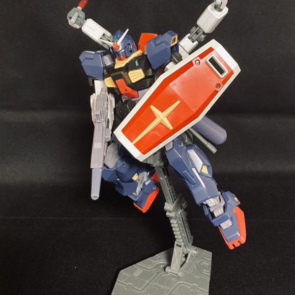 空いた時間に軽くパーツを組み合わせていたら、想像よりも良い案が浮かび上がったので、途中経過として載せておきます。 変更箇所頭部:リバイブガンダムのアンテナを移植腕部:上腕から下を銀弾のものに変更手:ハンドパーツをジムIIIのハンドに変更バックパック: ①サーベルをつける ②シナンジュのバックパック基部、パワードジムの腕、銀弾の肩関節を合体させ、サブアームに↑これらによりサーベル四刀流が可能に……(引き)↑四刀流要素だけ見ればトーリスリッター?(5枚目)武装:極力シンプルに。ライフルとシールド、そしてサーベル4本。 ーーという感じですね。次いじるのは、脚部と腰部ですかね。見た感じバランスが少し悪いので、脚部は大きいものに変えようと思います。それではまた。閲覧ありがとうございました。(6枚目)