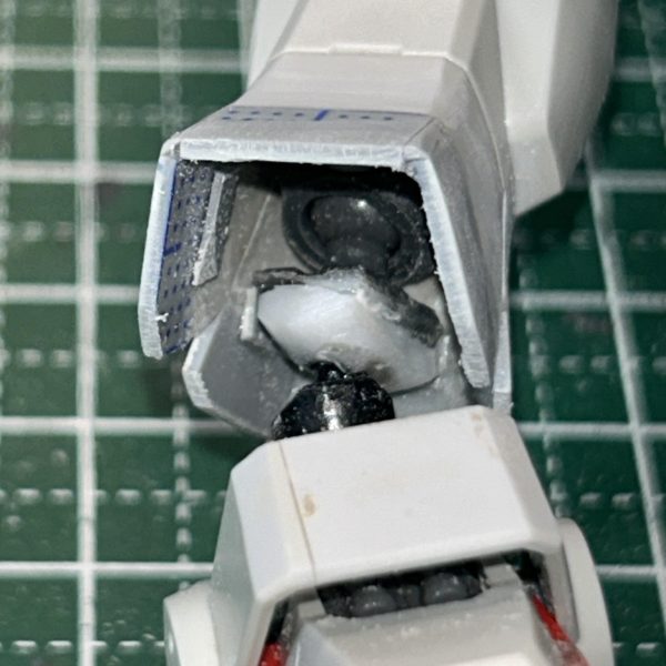 明けましておめでとうございます🎍年明けてからちょくちょく進めてますが、寒過ぎてやる気がなかなか起きませんな！クスィーガンダムはマイナスモールドを入れる作業をしてるんですけど、飽きては陸戦型をちょっと触ってます。プロポーションは良い感じになりました、足の設置面を良くするために足首部分をダブルボールジョイント仕様にしました、お試しでやったのでメッチャ作りが雑ですが…😂新年の挨拶がてら進捗状況をUPしてみました、今年も宜しくお願い致します🙇‍♀️（2枚目）