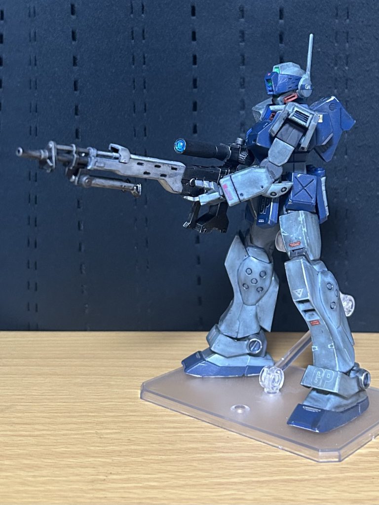 左側から。バイポッドはシルバーに塗ってます。