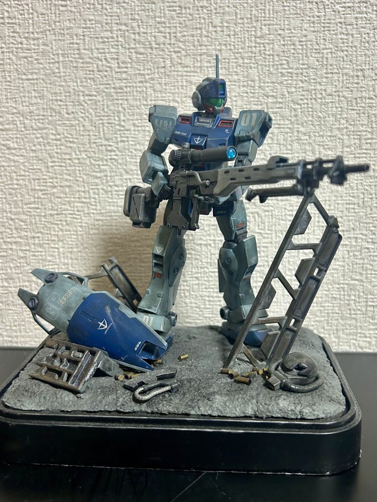 腰溜め撃ち。HGUCだと片膝立ちが上手く決まらないので、このポーズになりますねぇ…