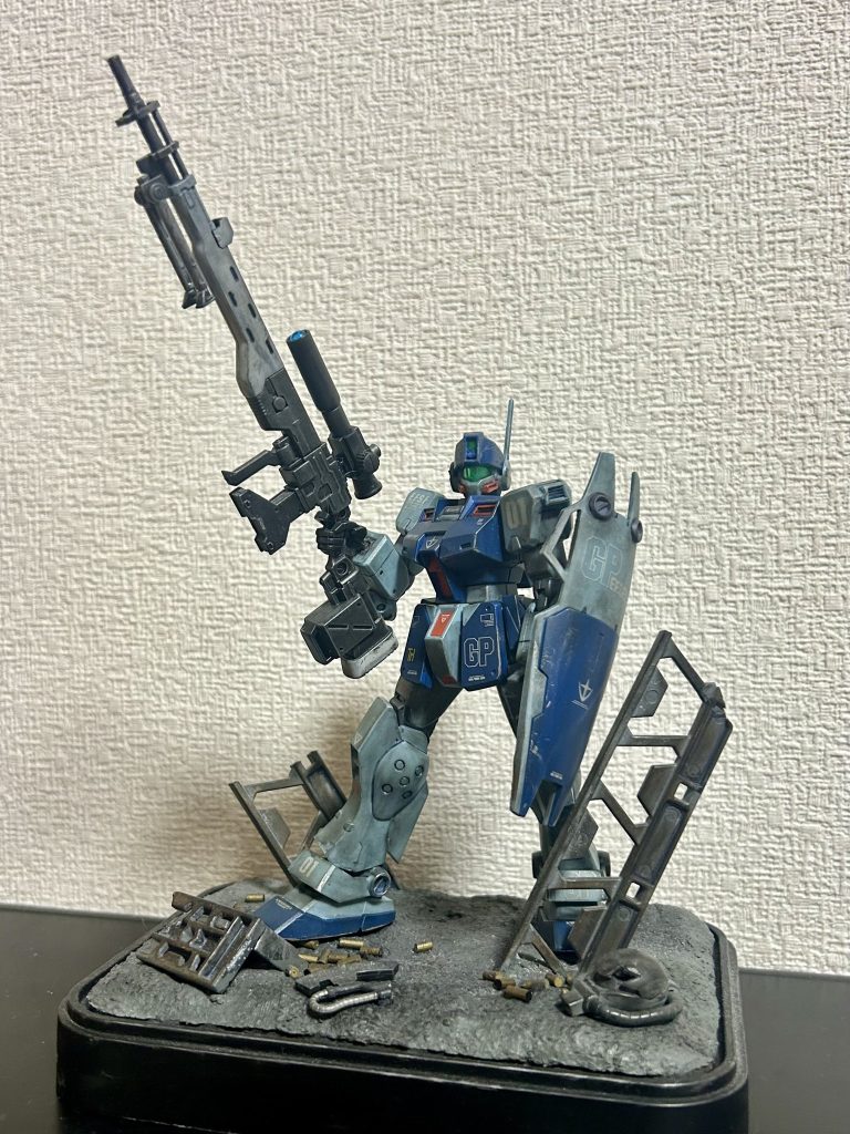 ライフルを掲げて。デカい‼️