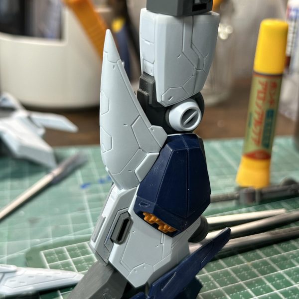 一年越しのスジ彫りの続きやってます！最初から引かれていたかのようなパネルラインを目指して線を引いてますが、デザインが難しいですね😓マイナスモールドもいつもよりかなり多めに入れてます、数をこなしてちょっとコツを掴めた気がします😆足のケーブルもショボかったのでスプリングに変更しました。あとは気の乗らない羽？のディテールUPやればかなり工作課程は終わりに近付ける…と思います。劇場公開に間に合わない気がしますが、比較的モチベが維持できてるので引き続き頑張ります😆👍（2枚目）