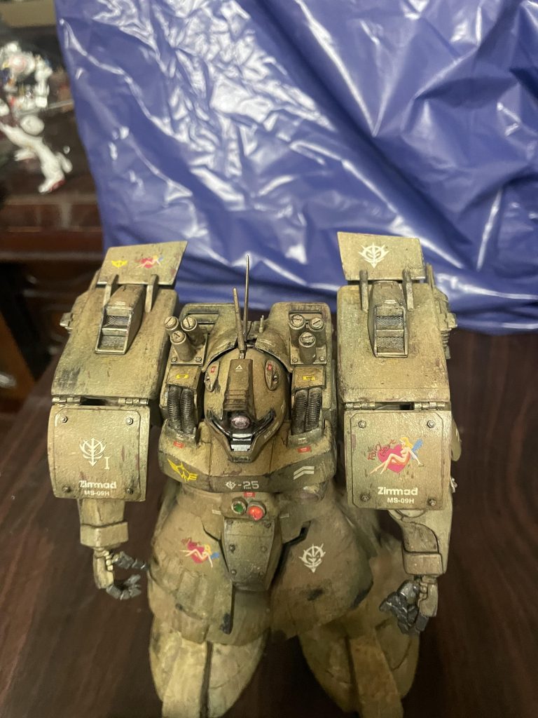 スモークディスチャージャー、肩部のパイプはスプリングに変更。胸部も形状変更して厚く角張った形に修正。