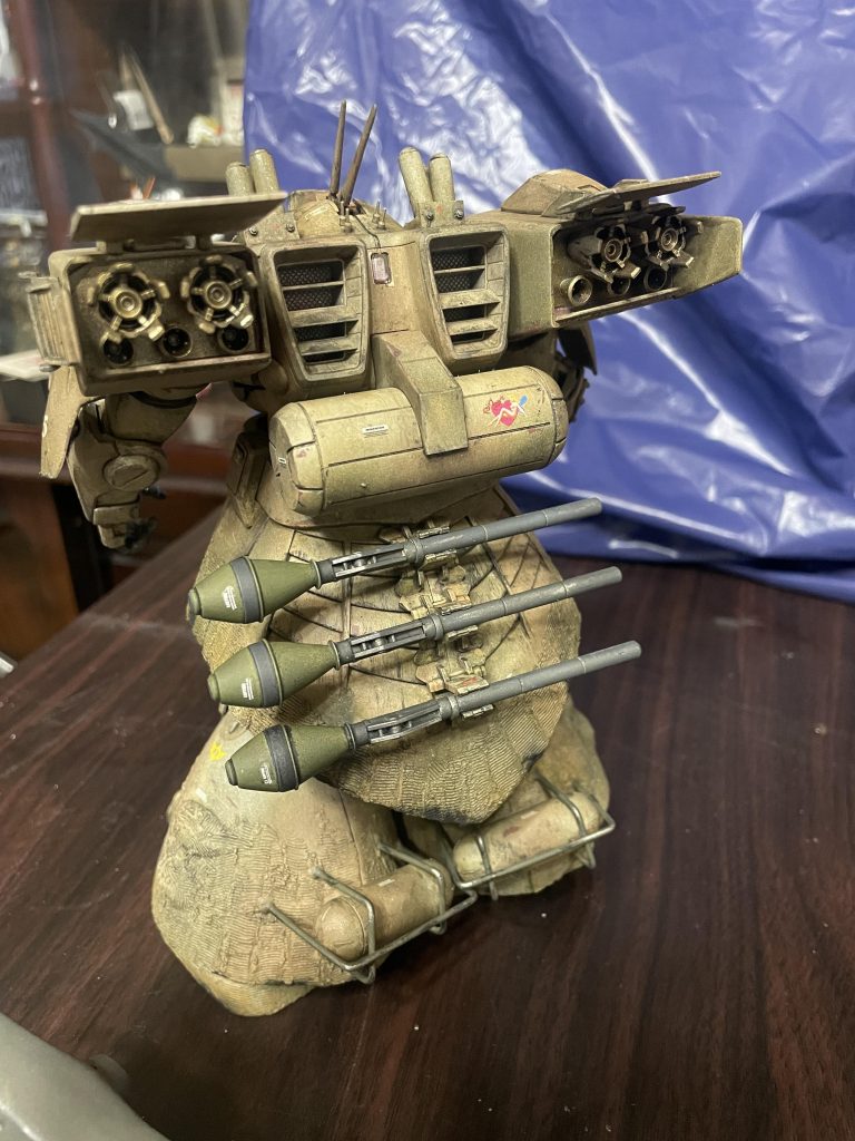パンツァーファウストは3本装備、ふくらはぎのタンクはガードを追加。肩後部のバーニァはビルダーズパーツを使いました