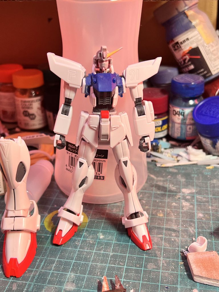 まず第一段階です。メットパーツの側面をカットして、胴体は腰を延長してくびれを作りました。股間ブロックは面取りして丸くしました。