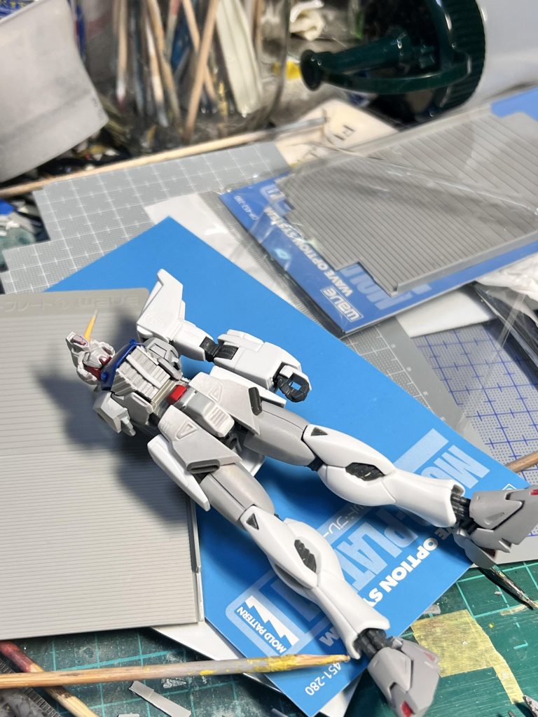 ウェーブのモールドを胸と腹に張り付けて、蛇腹のパターンを変えました。その他にも・太ももと靴パーツにプラ板で盛り付けサイズアップ・スカートアーマーをシャープ化など加工しました。