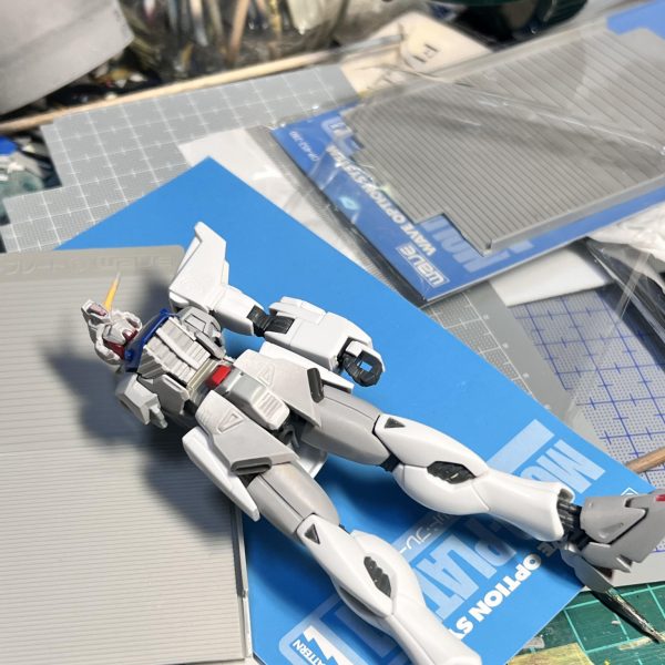 明けましておめでとうございます！制作中のHGF91の進捗状況です。waveのモールドを腹に貼り付けて蛇腹のパターンを変えました。足首をカバーを加工したEGガンダムの物に変えました。素組みよりはメリハリが出てきたような気がします😅。ご覧いただきありがとうございました🙇‍♂️&nbsp;（3枚目）