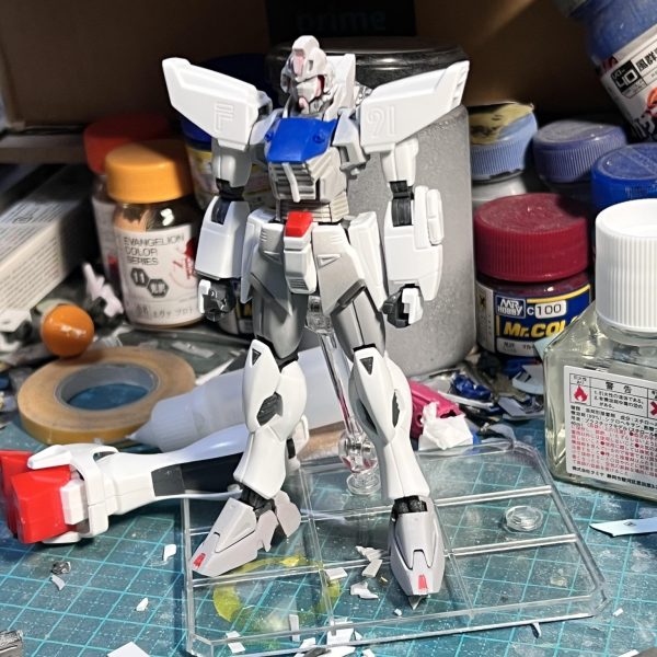 明けましておめでとうございます！制作中のHGF91の進捗状況です。waveのモールドを腹に貼り付けて蛇腹のパターンを変えました。足首をカバーを加工したEGガンダムの物に変えました。素組みよりはメリハリが出てきたような気がします😅。ご覧いただきありがとうございました🙇‍♂️&nbsp;（2枚目）