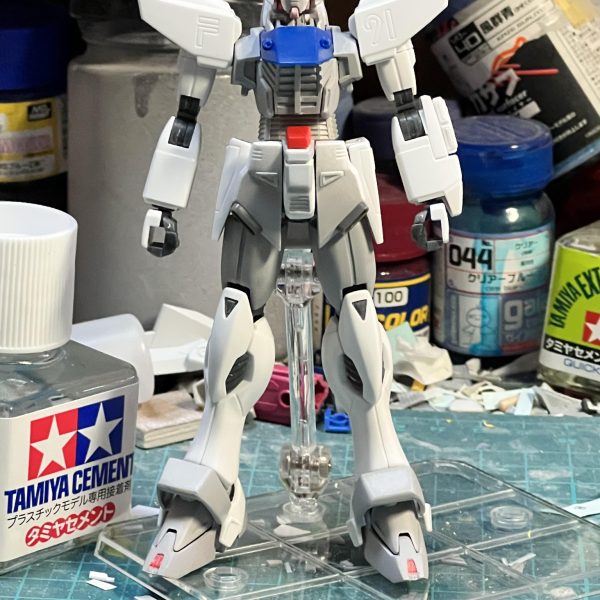 明けましておめでとうございます！制作中のHGF91の進捗状況です。waveのモールドを腹に貼り付けて蛇腹のパターンを変えました。足首をカバーを加工したEGガンダムの物に変えました。素組みよりはメリハリが出てきたような気がします😅。ご覧いただきありがとうございました🙇‍♂️&nbsp;（4枚目）