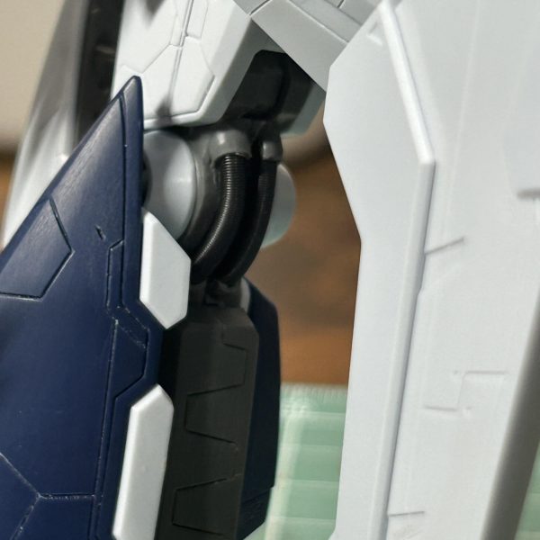 一年越しのスジ彫りの続きやってます！最初から引かれていたかのようなパネルラインを目指して線を引いてますが、デザインが難しいですね😓マイナスモールドもいつもよりかなり多めに入れてます、数をこなしてちょっとコツを掴めた気がします😆足のケーブルもショボかったのでスプリングに変更しました。あとは気の乗らない羽？のディテールUPやればかなり工作課程は終わりに近付ける…と思います。劇場公開に間に合わない気がしますが、比較的モチベが維持できてるので引き続き頑張ります😆👍（4枚目）