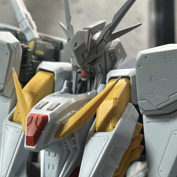 一年越しのスジ彫りの続きやってます！最初から引かれていたかのようなパネルラインを目指して線を引いてますが、デザインが難しいですね😓マイナスモールドもいつもよりかなり多めに入れてます、数をこなしてちょっとコツを掴めた気がします😆足のケーブルもショボかったのでスプリングに変更しました。あとは気の乗らない羽？のディテールUPやればかなり工作課程は終わりに近付ける…と思います。劇場公開に間に合わない気がしますが、比較的モチベが維持できてるので引き続き頑張ります😆👍（5枚目）