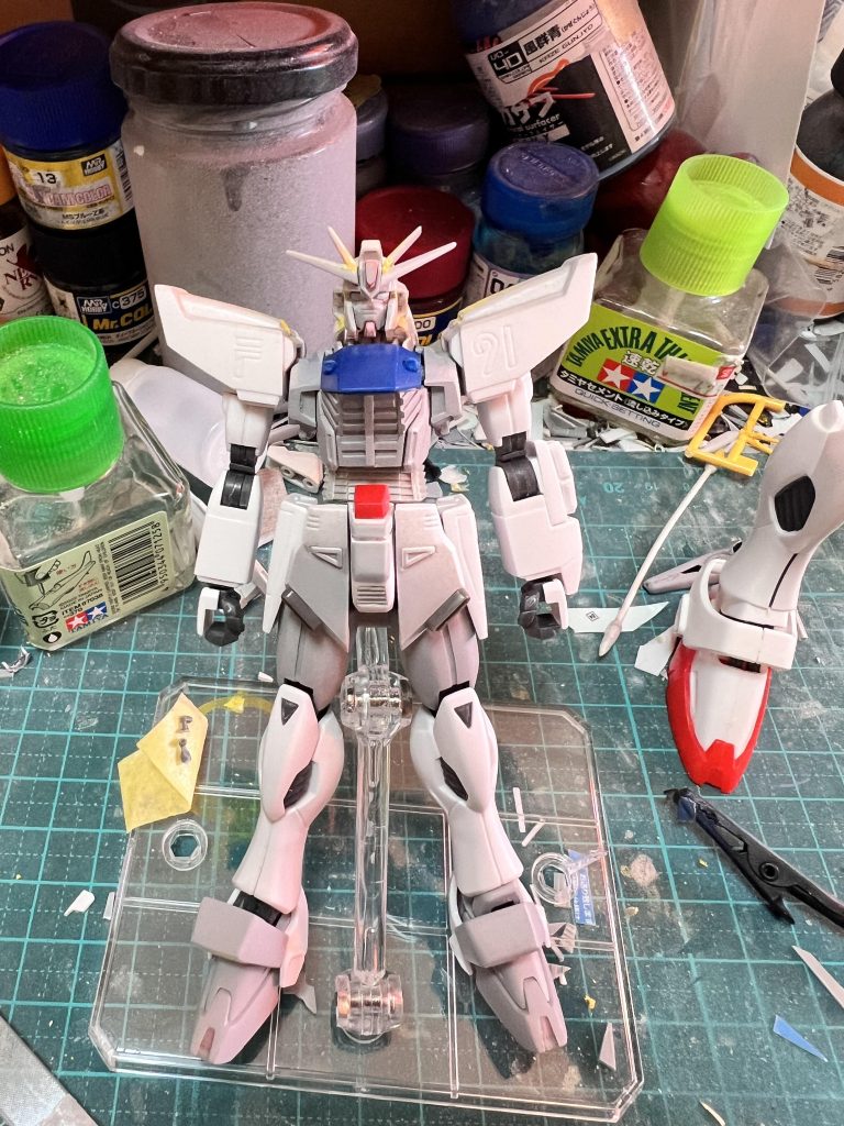 角度調整したVアンテナとプラ板で作った頬パーツを合わせました。スタイルがズングリしてたのでここからバランスを調整しました。