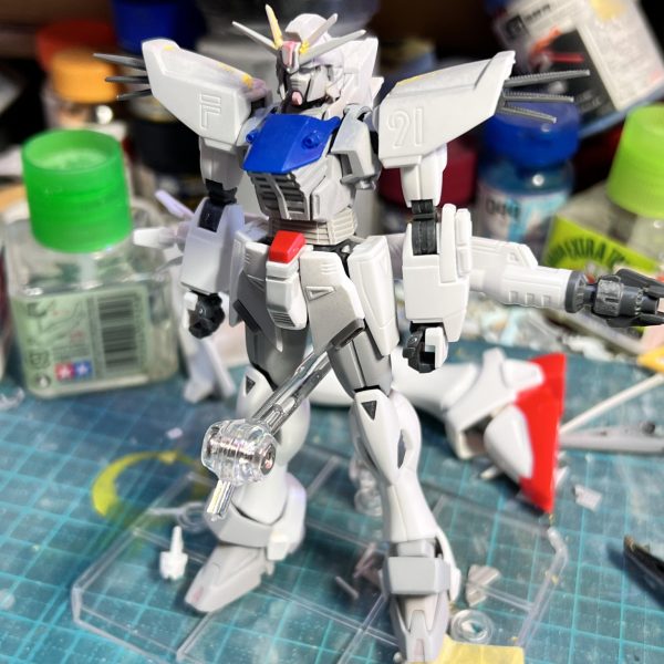 制作中のF91の進捗状況です！このキットの一番の難点のヘルメット弄りました。・メットパーツのつばの部分の削り込み・頬パーツをプラ板で作り直し・Vアンテナの角度調整などの加工でインパルスと陸ガンの顔がチラつく現象から脱却出来た気がします。あとは細かい所を補修して本体は完成です。ご覧いただきありがとうございました🙇‍♂️（3枚目）