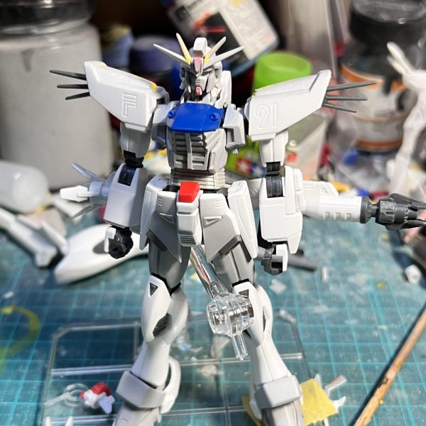 制作中のF91の進捗状況です！このキットの一番の難点のヘルメット弄りました。・メットパーツのつばの部分の削り込み・頬パーツをプラ板で作り直し・Vアンテナの角度調整などの加工でインパルスと陸ガンの顔がチラつく現象から脱却出来た気がします。あとは細かい所を補修して本体は完成です。ご覧いただきありがとうございました🙇‍♂️（4枚目）