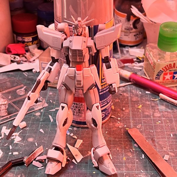 制作中のHGF91の進捗状況です！前回投稿時から主にスタイルを弄りました。・フェイスの削り込みで小顔化・肩と胸アーマーの延長でマッチョ化・足首延長で腰高に前のスタイルのままだとSEED放送時のHGの様な懐かしいズングリめだったので、近代改修しました😅これで脳内のF91像にぐっと近付いた気がします。小キズを埋めれば塗装を残すのみ！ご覧いただきありがとうございました🙇‍♂️（3枚目）