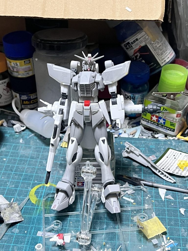 ・マスクは削り込んで小顔に・胸と肩アーマーのサイズアップで腰から上をガッチリさせる・足首を延長してヒーロー体型にMG2.0の頭身に近付けこれで完成です😆