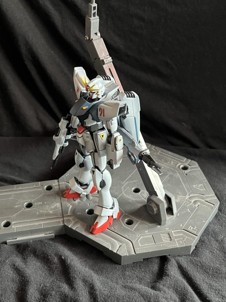 なので立体物として現状一番の出来と思うMG2.0を参考にHGを弄っていきました。
