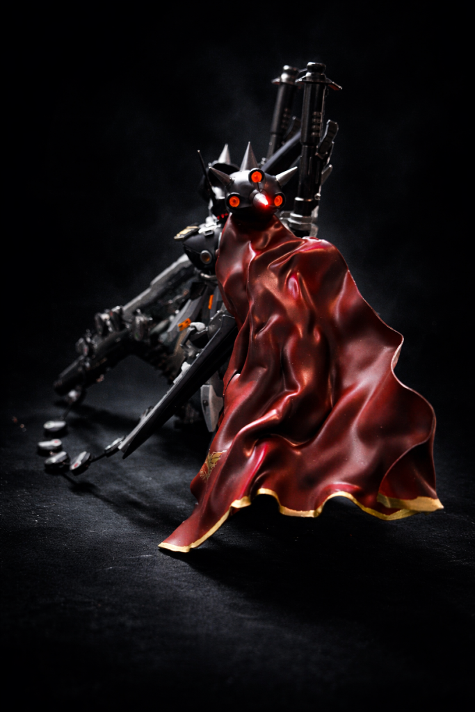 別の宙域暗い宙域で、黒いモビルスーツが静止している。マントのような外装が、ゆっくりと揺れた。アルフレッド・イズルハは、撤退していく敵影を見送り、深く息を吐く。英雄にはならない。勝利も語られない。だが、それでいい。彼の脳裏に浮かぶのは、かつて戦争に憧れていた、幼い自分の声。「戦争って、かっこいいんだろ？」そして、その答え。「違ったな……」アルフレッドは、静かに呟いた。「それでも、人は生きていく」&nbsp;すれ違う通信同じ頃。小規模な宙域衝突が発生する。ユニコーンが出るほどではない。だが、通信回線に一瞬だけ、見慣れない声が割り込んだ。「撃たなくていい。もう、終わってる」それは命令ではなく、忠告のような声だった。バナージは、なぜかその一言に、強く心を打たれる。