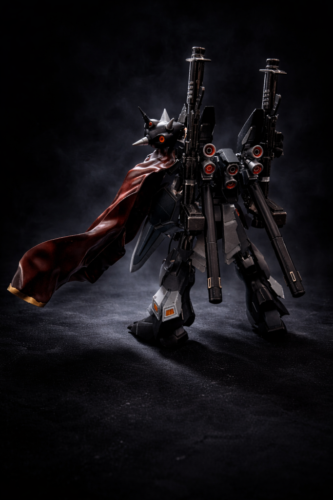 同じ言葉戦闘後。ユニコーンのコックピットで、バナージは深く息を吸う。世界を変える力を持つ機体。だが、それをどう使うかは、自分次第だ。彼は、あの証言の一文を思い出す。「それでも、人は生きていく」同じ時刻。別の宙域で、アルフレッドもまた、同じ言葉を口にしていた。二人は知らない。互いの顔も、名前も。それでも――同じ答えに、たどり着いていた。&nbsp;白と黒白いユニコーンは、人々の前に立ち、未来を示すために戦う。黒い機体は、人知れず、戦争の続きを断ち切る。立つ場所は違う。やり方も違う。だが、向いている先は同じだった。